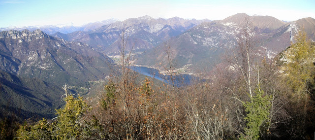 Foto: Wolfgang Lauschensky / Wandertour / Monte Carone 1621m / Ledrosee: links Monte Corno, rechts Cima Pari / 14.12.2014 17:04:55