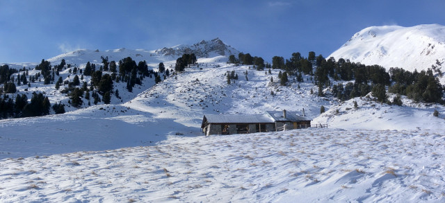 Foto: Wolfgang Lauschensky / Skitour / Mot dal Gajer 2797m / Alp Schombrina, links Piz Mezdi, rechts Mot dal Gajer / 07.01.2015 21:00:41