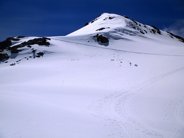 Foto: Andreas Koller / Skitour / Radüner Rothorn (3022m) / Das Rothorn erscheint durch die Kameraperspektive viel zu flach / 29.01.2015 22:38:19