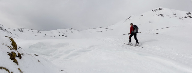 Foto: Wolfgang Lauschensky / Skitour / Hochkogel 2249m von Hochprack / Gipfelbecken mit Südgratrücken zum Hochkogel / 22.02.2015 20:34:55
