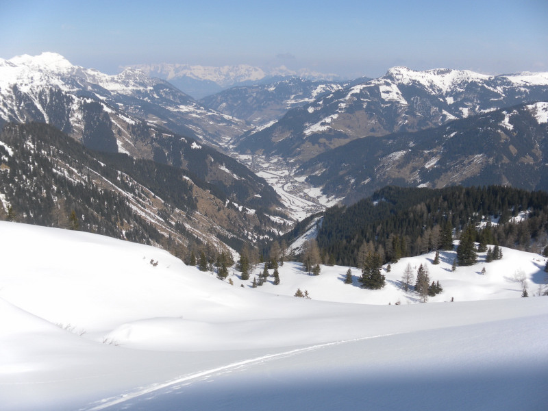 Foto: Wolfgang Lauschensky / Skitour / Frauenkogel 2424m Nordanstieg / Tiefblick über die Bachalmhänge nach Graoßarl / 20.03.2015 12:46:03