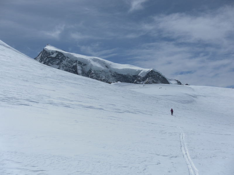 Foto: Wolfgang Lauschensky / Skitour / Großes Fillarhorn 3676m und Cima di Jazzi 3803m von der Monterosahütte / Umgehung des Torre di Castelfranco mit Blick zum Nordend / 26.04.2015 12:43:41