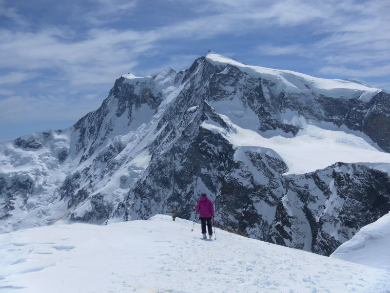 Foto: Wolfgang Lauschensky / Skitour / Großes Fillarhorn 3676m und Cima di Jazzi 3803m von der Monterosahütte / Gipfelkreuz der Cima di Jazzi mit Nordendwand / 26.04.2015 12:43:23