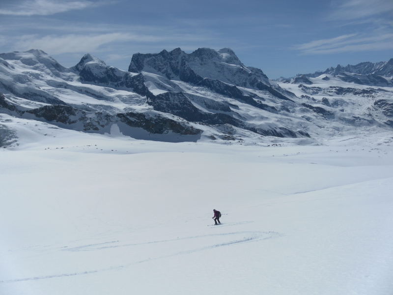 Foto: Wolfgang Lauschensky / Skitour / Großes Fillarhorn 3676m und Cima di Jazzi 3803m von der Monterosahütte / Gornergletscherabfahrt vor Castor, Pollux und Breithorn / 26.04.2015 12:43:05