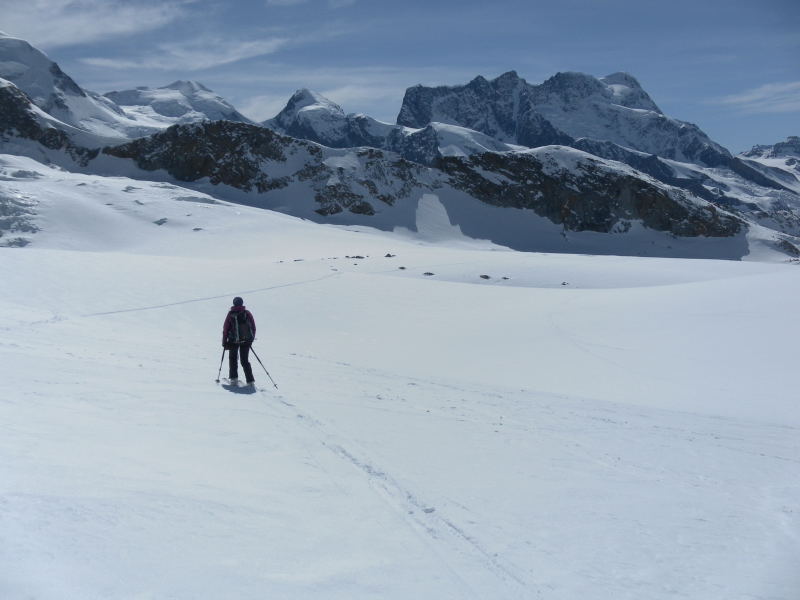 Foto: Wolfgang Lauschensky / Skitour / Großes Fillarhorn 3676m und Cima di Jazzi 3803m von der Monterosahütte / flache Zufahrt zum Grat / 26.04.2015 12:42:49