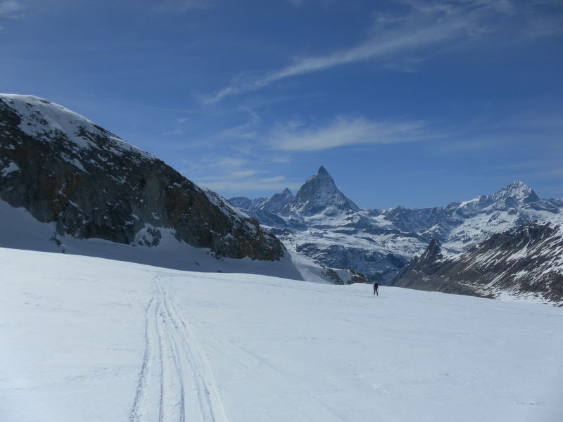 Foto: Wolfgang Lauschensky / Skitour / Großes Fillarhorn 3676m und Cima di Jazzi 3803m von der Monterosahütte / felsiger Gratrücken und Matterhorn / 26.04.2015 12:42:40