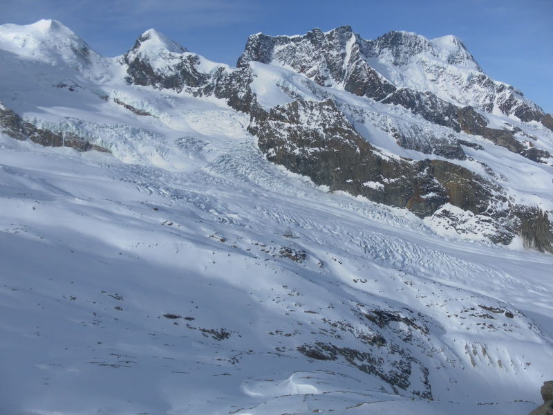 Foto: Wolfgang Lauschensky / Skitour / Großes Fillarhorn 3676m und Cima di Jazzi 3803m von der Monterosahütte / Blick von der Gratscharte zur Monterosahütte. Dahinter Castor, Pollux und Breithorn / 26.04.2015 12:42:31