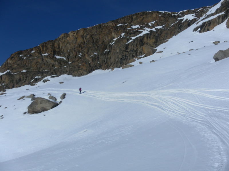 Foto: Wolfgang Lauschensky / Skitour / Großes Fillarhorn 3676m und Cima di Jazzi 3803m von der Monterosahütte / Querende Abfahrt zur Hütte / 26.04.2015 12:42:00