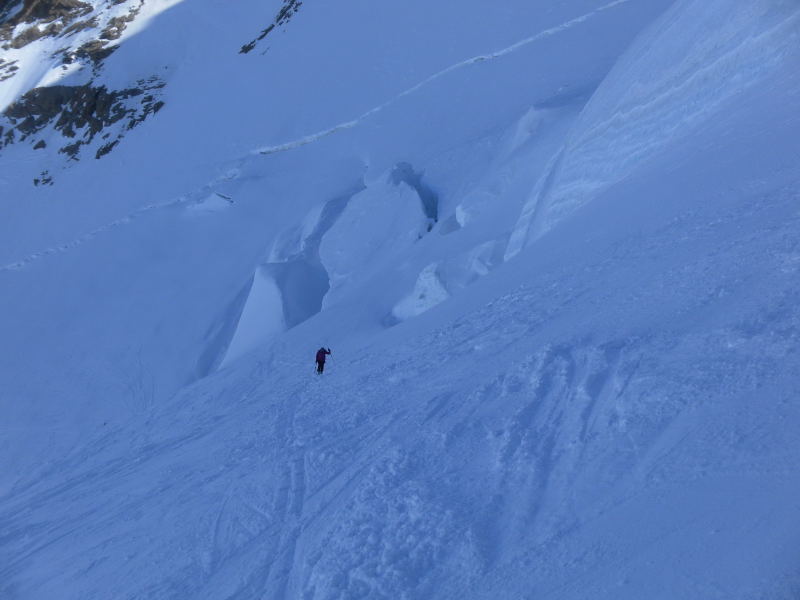 Foto: Wolfgang Lauschensky / Skitour / Dufourspitze 4634m / steiler Anstieg zwischen Spalten und Seracs / 27.04.2015 13:12:10