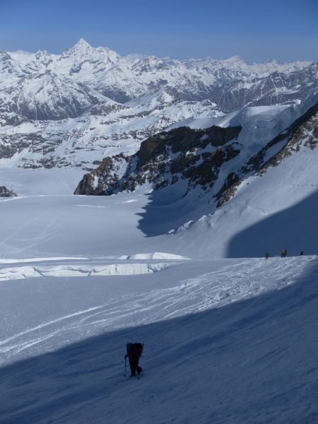 Foto: Wolfgang Lauschensky / Skitour / Dufourspitze 4634m / Tiefblick / 27.04.2015 13:12:01