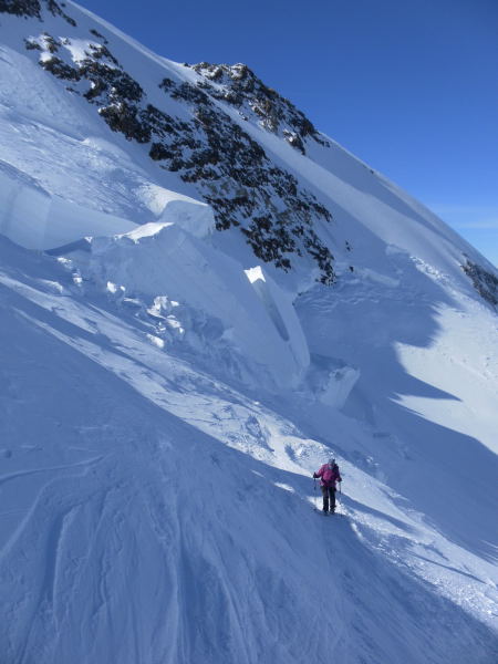 Foto: Wolfgang Lauschensky / Skitour / Dufourspitze 4634m / Querung unter den Seracs / 27.04.2015 13:11:52