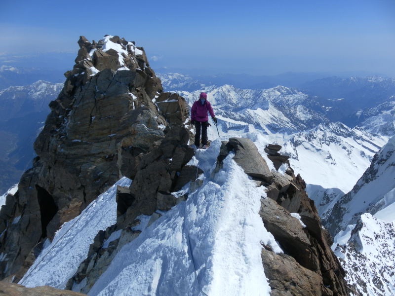 Foto: Wolfgang Lauschensky / Skitour / Dufourspitze 4634m / Ausstieg aus dem Couloir vor dem Grenzgipfel / 27.04.2015 13:11:11