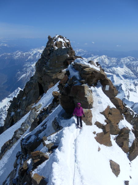 Foto: Wolfgang Lauschensky / Skitour / Dufourspitze 4634m / Firnschneide nach dem kleinen Gratturm / 27.04.2015 13:10:58