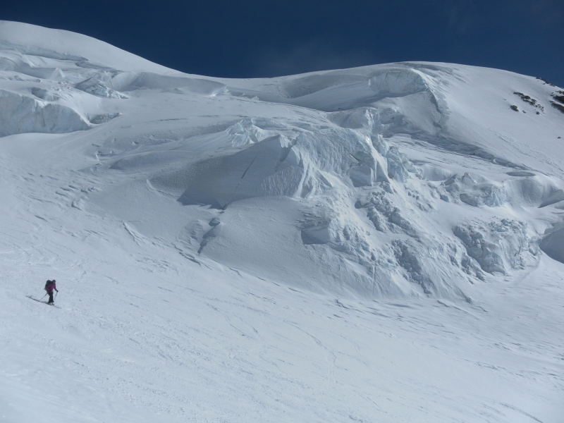 Foto: Wolfgang Lauschensky / Skitour / Dufourspitze 4634m / Gletscherausläufer / 27.04.2015 13:08:38