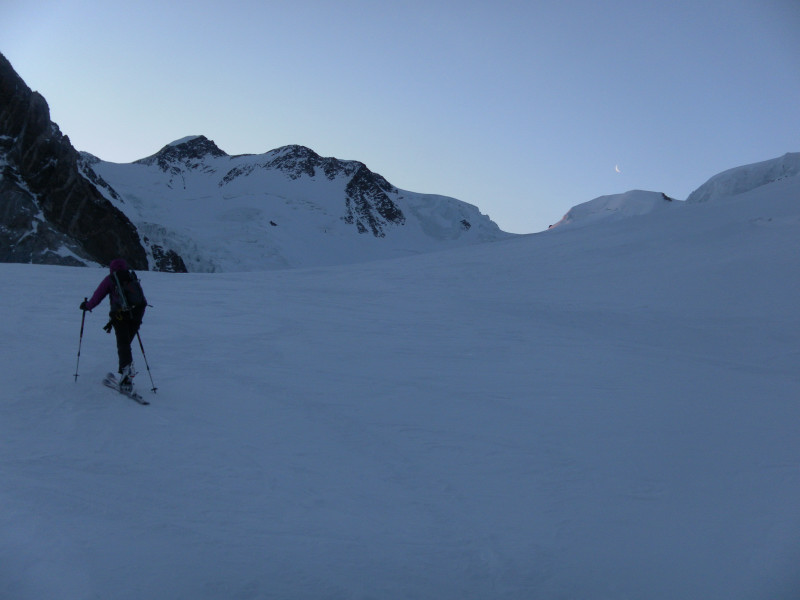 Foto: Wolfgang Lauschensky / Skitour / Corno Nero oder Schwarzhorn 4321m und Ludwigshöhe 4341m über Grenzgletscher / Mondsichel über der Parrotspitze im Morgengrauen / 27.04.2015 21:29:28