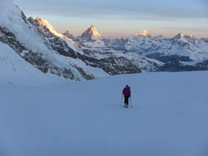 Foto: Wolfgang Lauschensky / Skitour / Corno Nero oder Schwarzhorn 4321m und Ludwigshöhe 4341m über Grenzgletscher / Sonnenaufgang über Breithorn, Matterhorn und Dent Blanche / 27.04.2015 21:29:17