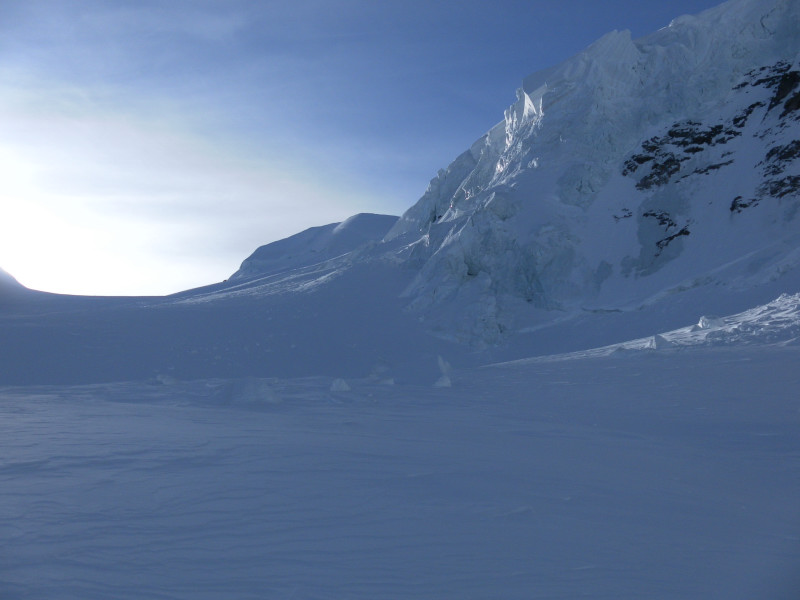 Foto: Wolfgang Lauschensky / Skitour / Corno Nero oder Schwarzhorn 4321m und Ludwigshöhe 4341m über Grenzgletscher / eisschlaggefährdete Rampe zu letzten Steilstufe / 27.04.2015 21:29:04