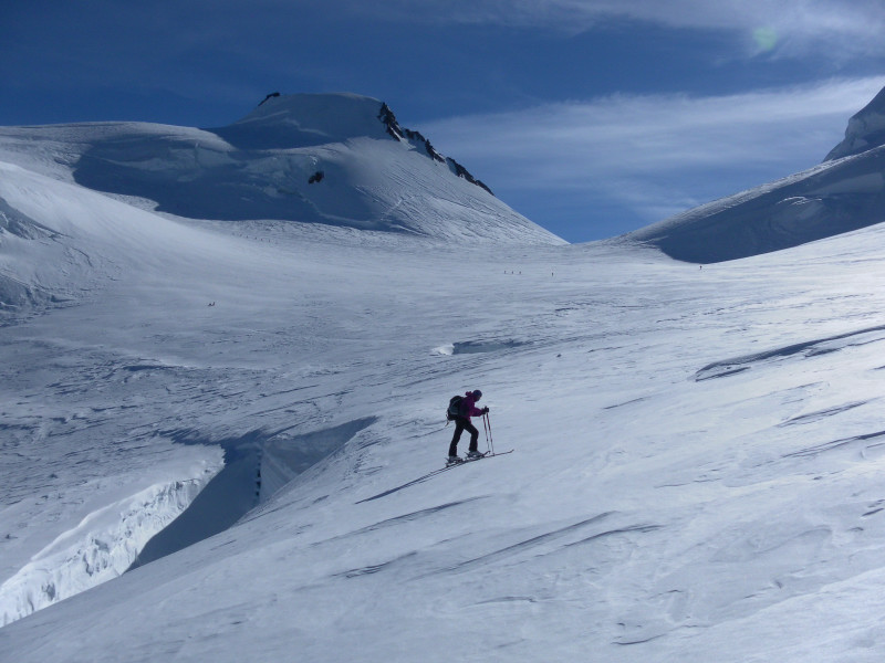 Foto: Wolfgang Lauschensky / Skitour / Corno Nero oder Schwarzhorn 4321m und Ludwigshöhe 4341m über Grenzgletscher / Becken unter der Signalkuppe / 27.04.2015 21:28:28