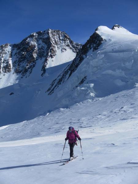 Foto: Wolfgang Lauschensky / Skitour / Corno Nero oder Schwarzhorn 4321m und Ludwigshöhe 4341m über Grenzgletscher / Dufourspitze und Zumsteinspitze aus dem Lisjoch / 27.04.2015 21:28:14