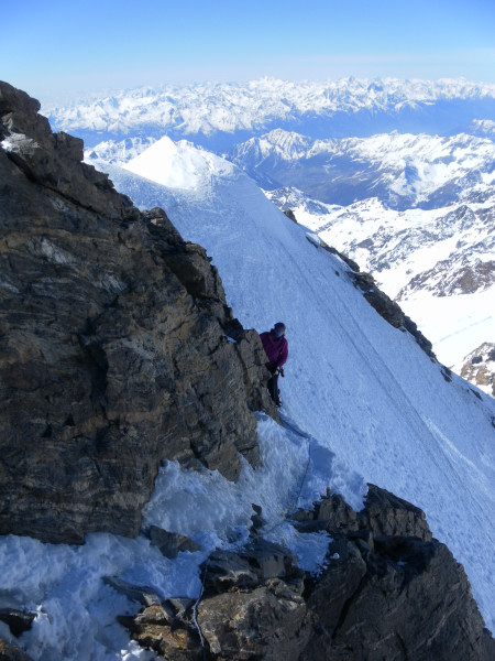 Foto: Wolfgang Lauschensky / Skitour / Corno Nero oder Schwarzhorn 4321m und Ludwigshöhe 4341m über Grenzgletscher / felsiger Quergang nach dem steilen Firnhang / 27.04.2015 21:27:35