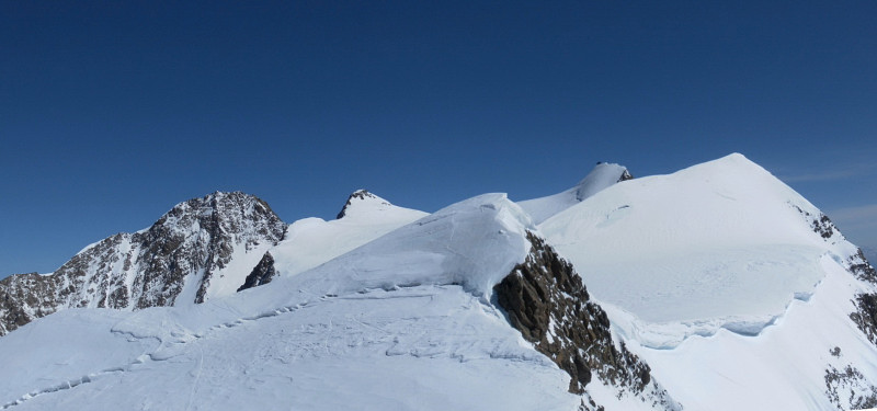 Foto: Wolfgang Lauschensky / Skitour / Corno Nero oder Schwarzhorn 4321m und Ludwigshöhe 4341m über Grenzgletscher / Gipfelblick zu Ludwigshöhe, rechts davon Parrotspitze, dahinter Dufourspitze, Zumsteinspitze und Signalkuppe / 27.04.2015 21:27:11