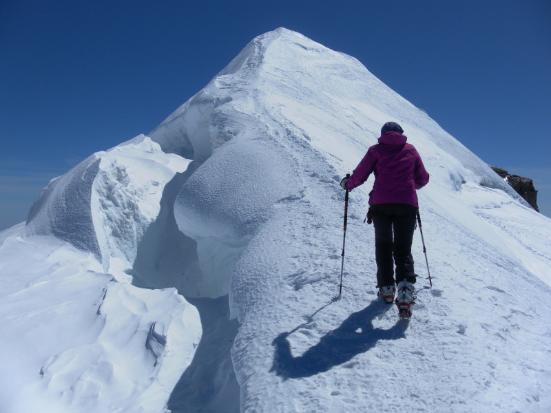 Foto: Wolfgang Lauschensky / Skitour / Corno Nero oder Schwarzhorn 4321m und Ludwigshöhe 4341m über Grenzgletscher / Gratkluft der Ludwigshöhe / 27.04.2015 21:27:00