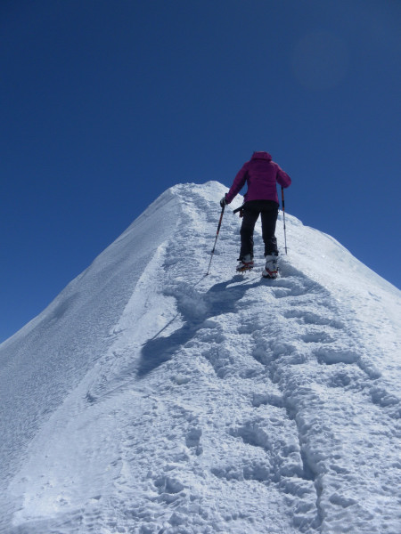 Foto: Wolfgang Lauschensky / Skitour / Corno Nero oder Schwarzhorn 4321m und Ludwigshöhe 4341m über Grenzgletscher / Gipfelgrat der Ludwigshöhe / 27.04.2015 21:26:46