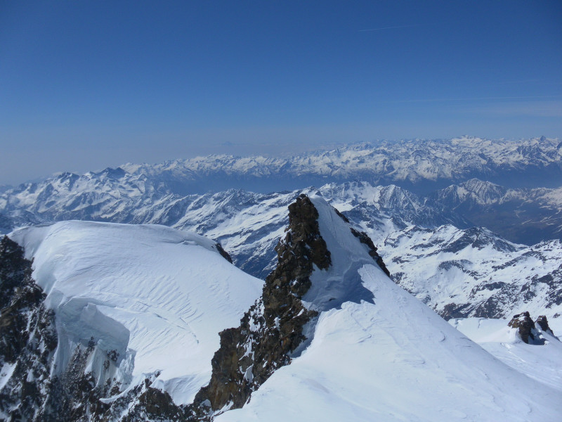 Foto: Wolfgang Lauschensky / Skitour / Corno Nero oder Schwarzhorn 4321m und Ludwigshöhe 4341m über Grenzgletscher / Corno Nero, Vincentpyramide links und Balmenhorn rechts unten von der Ludwigshöhe / 27.04.2015 21:26:35