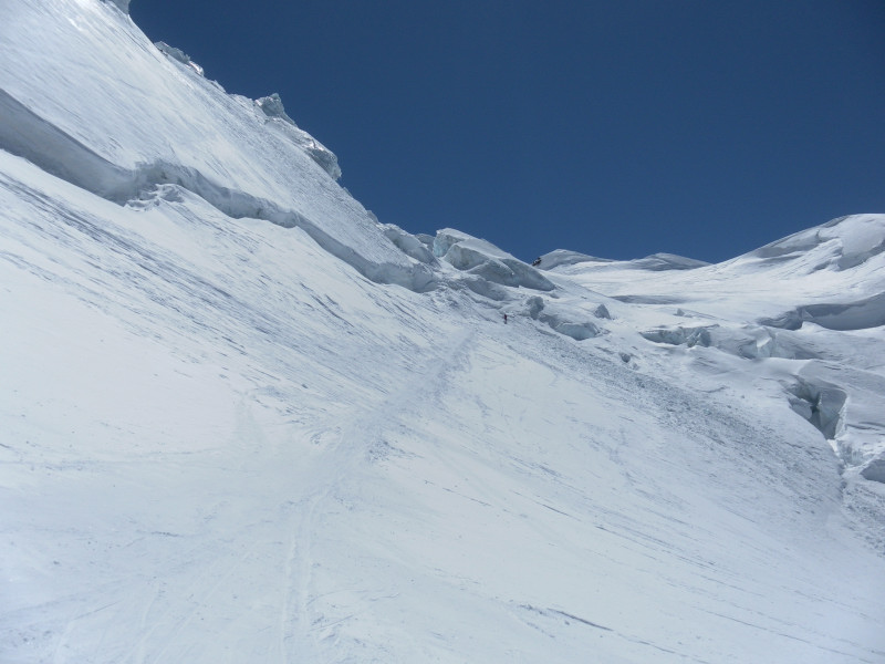 Foto: Wolfgang Lauschensky / Skitour / Corno Nero oder Schwarzhorn 4321m und Ludwigshöhe 4341m über Grenzgletscher / Seracs der Zumsteinspitze / 27.04.2015 21:26:19