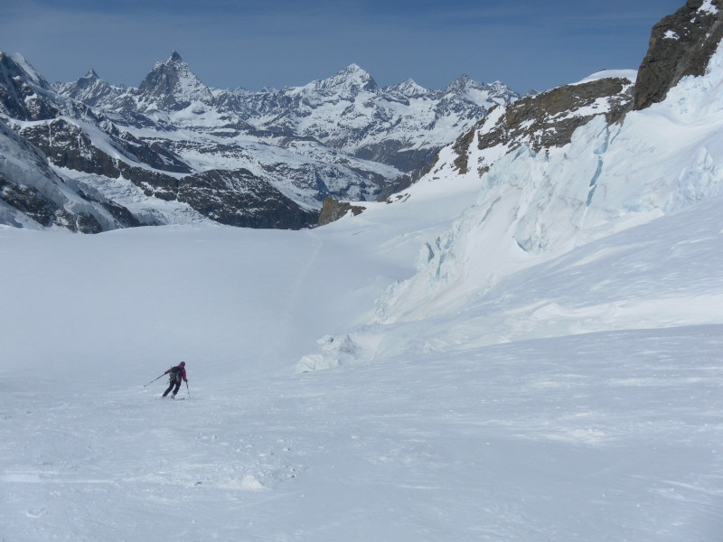 Foto: Wolfgang Lauschensky / Skitour / Corno Nero oder Schwarzhorn 4321m und Ludwigshöhe 4341m über Grenzgletscher / Abfahrt in das mittlere Flachstück vor Matterhorn und Dent Blanche / 27.04.2015 21:26:06