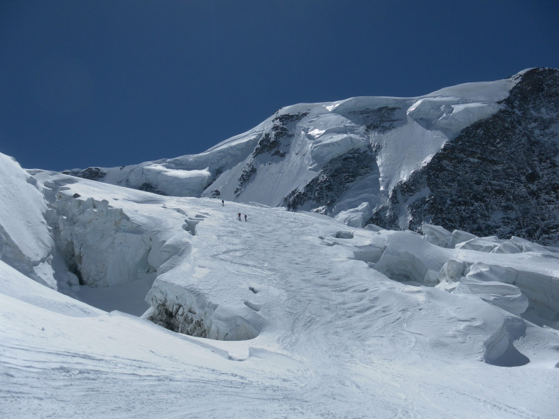 Foto: Wolfgang Lauschensky / Skitour / Corno Nero oder Schwarzhorn 4321m und Ludwigshöhe 4341m über Grenzgletscher / Rampe zwischen Bruchzonen, dahinter Liskamm / 27.04.2015 21:25:38