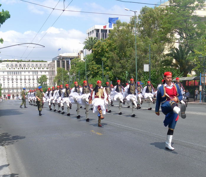 Foto: Wolfgang Lauschensky / Wandertour / Lykavittos oder Lykabettus 277m / Sonntagsparade der Evzonen / 17.06.2015 17:30:22