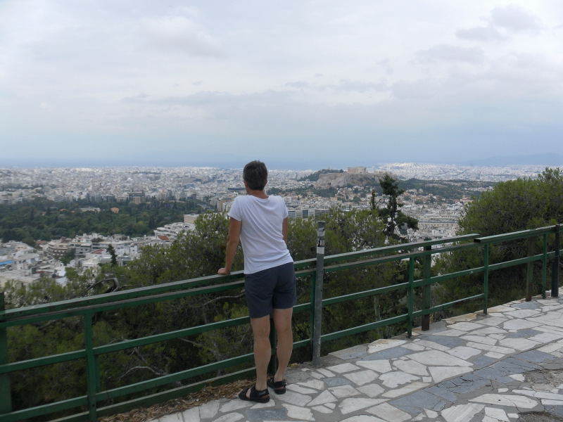 Foto: Wolfgang Lauschensky / Wandertour / Lykavittos oder Lykabettus 277m / Aussichtsterrasse auf halbem Weg / 17.06.2015 17:29:21