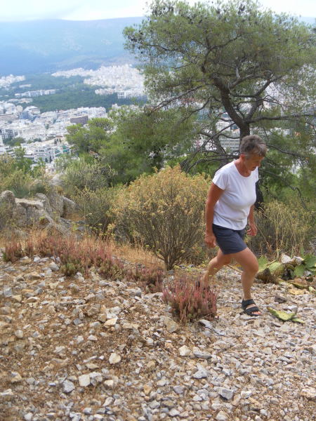 Foto: Wolfgang Lauschensky / Wandertour / Lykavittos oder Lykabettus 277m / Schotterpfad in der Ostflanke unter dem Gipfelfels / 17.06.2015 17:29:10