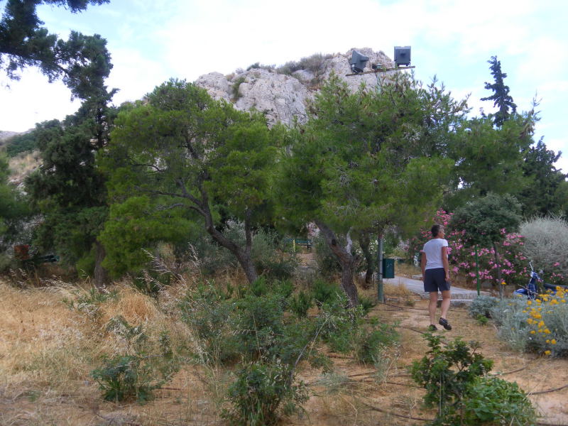 Foto: Wolfgang Lauschensky / Wandertour / Lykavittos oder Lykabettus 277m / beim Parkplatz nördlich unter dem Gipfel. / 17.06.2015 17:28:57