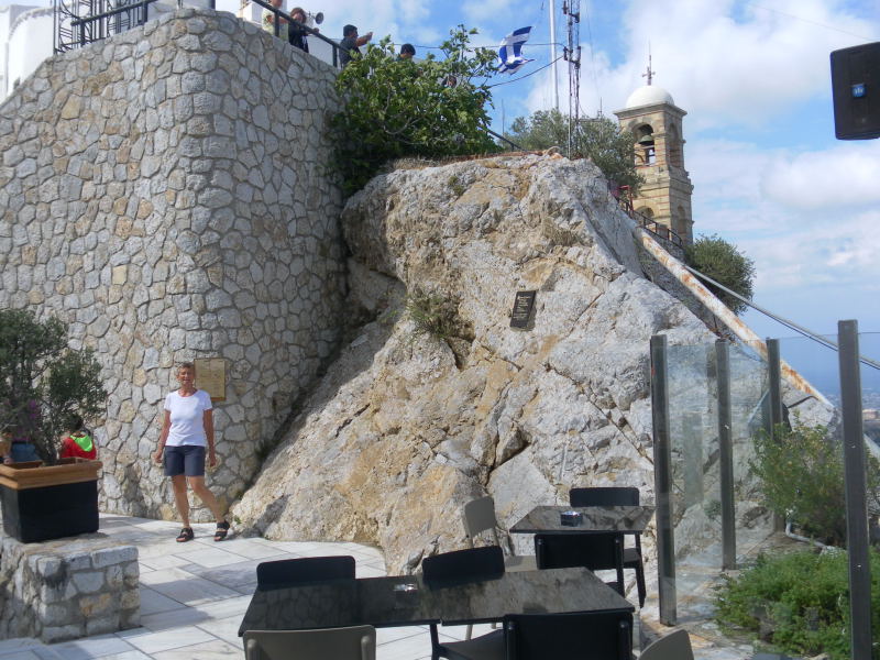 Foto: Wolfgang Lauschensky / Wandertour / Lykavittos oder Lykabettus 277m / Gastgarten des Gipfelrestaurants / 17.06.2015 17:28:32