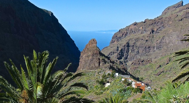 Foto: Walter Ruttinger / Wandertour / Masca Schlucht ***** / Blick auf Masca von der Fahrstrasse aus. Gehweg links zwischen den Häusern hinunter / 19.06.2015 12:33:19