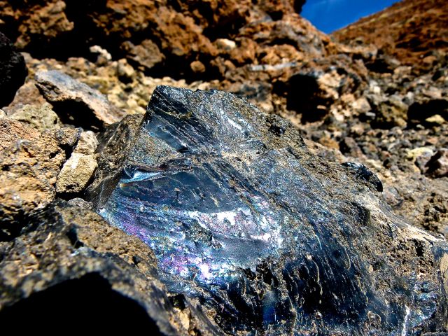 Foto: Walter Ruttinger / Wandertour / Pico Sur 3106m / Narices del Teide /Teneriffa / Obsidian, vielfältiges Vulkangestein am Wegesrand / 28.07.2015 12:39:55