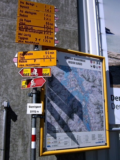 Foto: Andreas Koller / Wandertour / Naturwanderung am Piz Martegnas (2681m) / Wegweiser in Somtgant / 30.07.2015 23:38:33