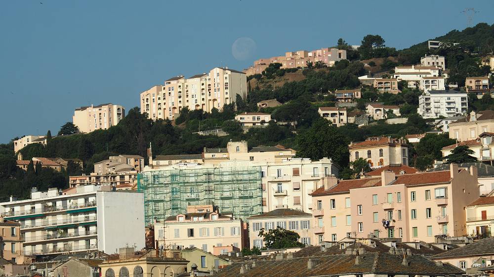 Foto: Datzi / Wandertour / In 17 Tage Korsika entdecken (Tour 1) Rundtour über Lac de Melo und Lac de Capitello zum Punta Alle Porta - über dem Lavu Bellebone zum Monte Rotondo / Bastia beim Anlegen der Fähre geht gerade der Mond unter / 31.07.2015 19:56:36