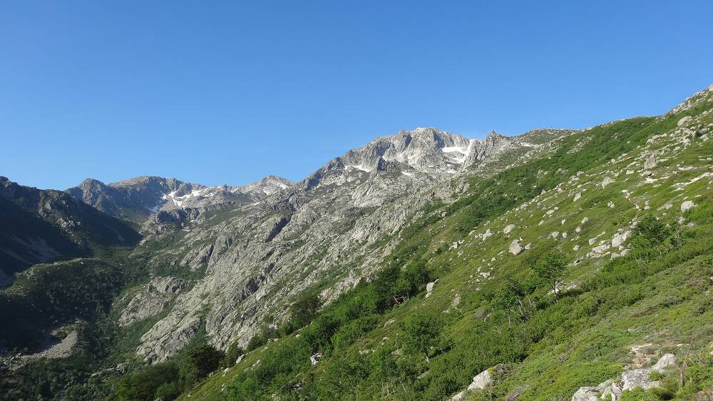 Foto: Datzi / Wandertour / In 17 Tage Korsika entdecken (Tour 2) Rundtour auf den Monte Renoso und Monte Torto / Der Weg vom Parkplatz zum See Lac de Bastani und Bildmitte den Monte Renoso / 01.08.2015 13:25:29
