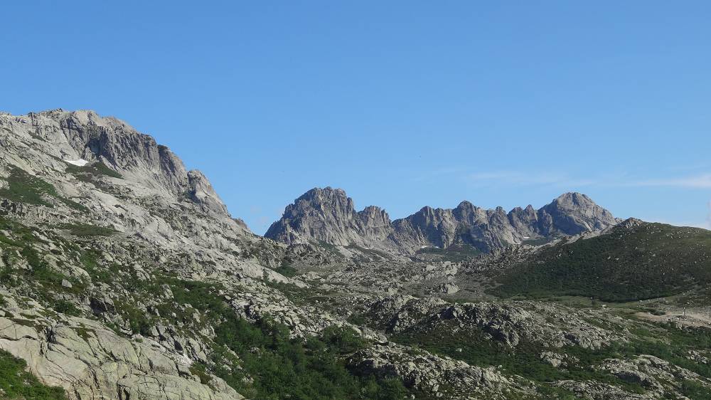 Foto: Datzi / Wandertour / In 17 Tage Korsika entdecken (Tour 2) Rundtour auf den Monte Renoso und Monte Torto / Der Weg vom Parkplatz zum See Lac de Bastani / 01.08.2015 13:25:50
