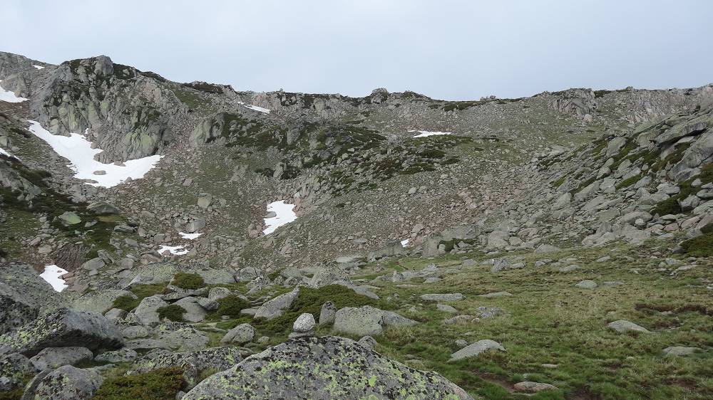 Foto: Datzi / Wandertour / In 17 Tage Korsika entdecken (Tour 2) Rundtour auf den Monte Renoso und Monte Torto / Der Weg vom Lac de Bastani auf die Hochfläche führt über ein leichtes Gelände ..... / 01.08.2015 13:29:40