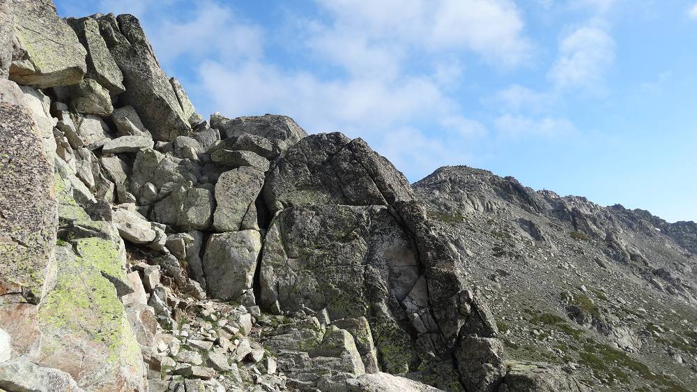Foto: Datzi / Wandertour / In 17 Tage Korsika entdecken (Tour 2) Rundtour auf den Monte Renoso und Monte Torto / Leichte Kletterstellen zwischen Monte Renoso und Monte Torto / 01.08.2015 13:30:28
