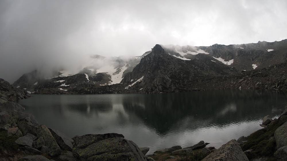 Foto: Datzi / Wandertour / In 17 Tage Korsika entdecken (Tour 2) Rundtour auf den Monte Renoso und Monte Torto / Das Gewitter am Lac de Bastani ist vorbei. Es hat sich gelohnt einen Biwaksack dabeizuhaben. Ruhe und Einsamkeit ist angesagt auf einem vielbesuchten Touristenziel / 01.08.2015 13:32:35