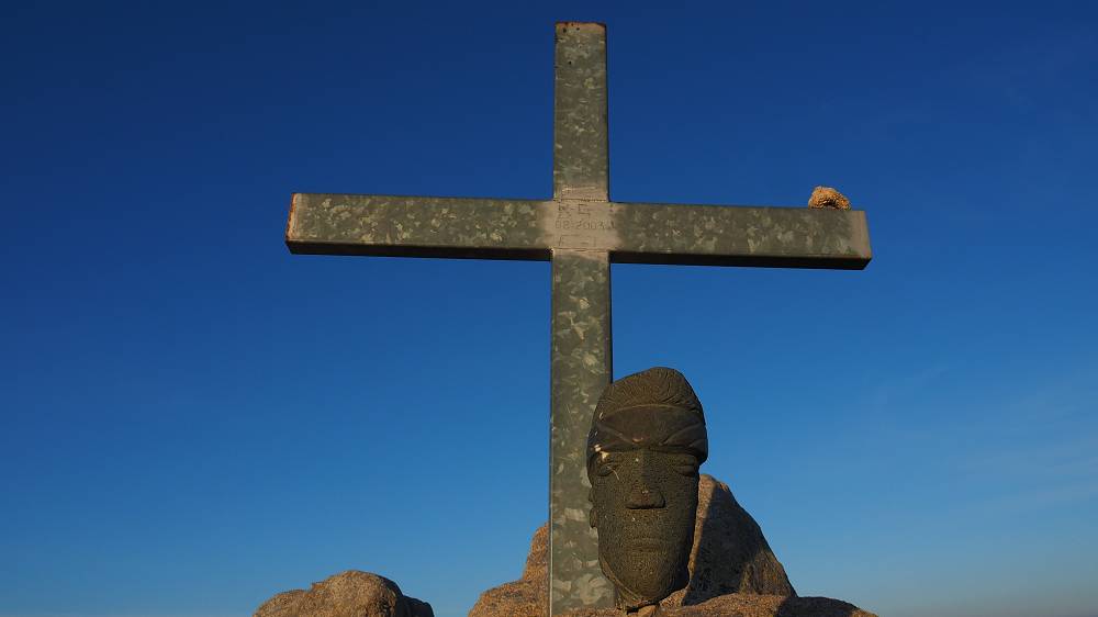 Foto: Datzi / Wandertour / In 17 Tage Korsika entdecken (Tour 2) Rundtour auf den Monte Renoso und Monte Torto / Das Gipfelkreuz vom Monte Renoso mit dem Franzosenkopf mit Stirnband. Das Symbol von Korsika auf vielen Fahnen zu finden / 01.08.2015 13:33:56