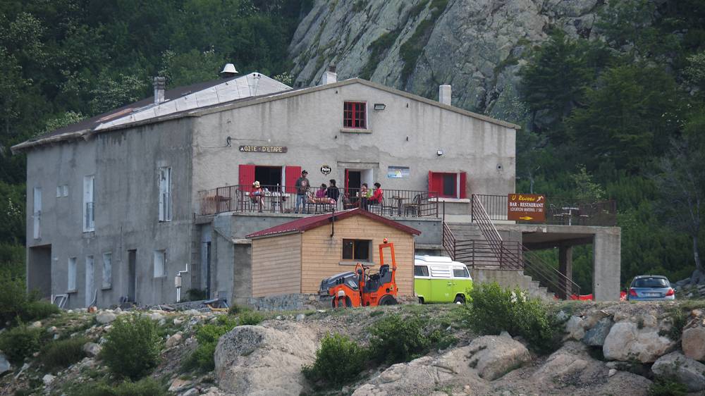 Foto: Datzi / Wandertour / In 17 Tage Korsika entdecken (Tour 2) Rundtour auf den Monte Renoso und Monte Torto / Oberhalb des Refuge de Capannelle (1586) liegt diese Hütte direkt am GR 20 Weg. Hier verbrachte ich meine einzige Nacht in den 17 Tagen mit warmer Dusche / 01.08.2015 13:35:17