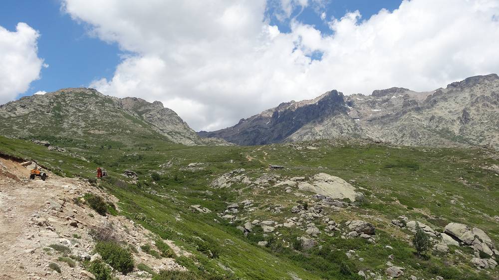 Foto: Datzi / Wandertour / In 17 Tage Korsika entdecken (Tour 3) Rundtour über den Lac Du Cinto auf den Monte Cinto zum Paglia Orba und Abstieg auf einen einsamen Weg / Der Anstieg vom Gampingplatz zur Selbstversorgerhütte Refuge de L'Er / 01.08.2015 20:16:04
