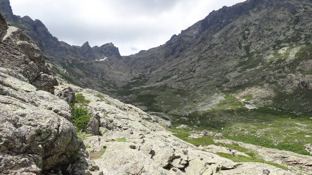 Foto: Datzi / Wandertour / In 17 Tage Korsika entdecken (Tour 3) Rundtour über den Lac Du Cinto auf den Monte Cinto zum Paglia Orba und Abstieg auf einen einsamen Weg / Der Anstieg vom Gampingplatz zur Selbstversorgerhütte Refuge de L'Er / 01.08.2015 20:16:11