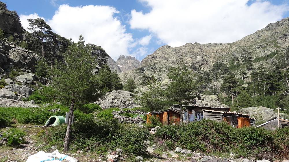 Foto: Datzi / Wandertour / In 17 Tage Korsika entdecken (Tour 3) Rundtour über den Lac Du Cinto auf den Monte Cinto zum Paglia Orba und Abstieg auf einen einsamen Weg / Bergerie de Ballone / 01.08.2015 20:20:20